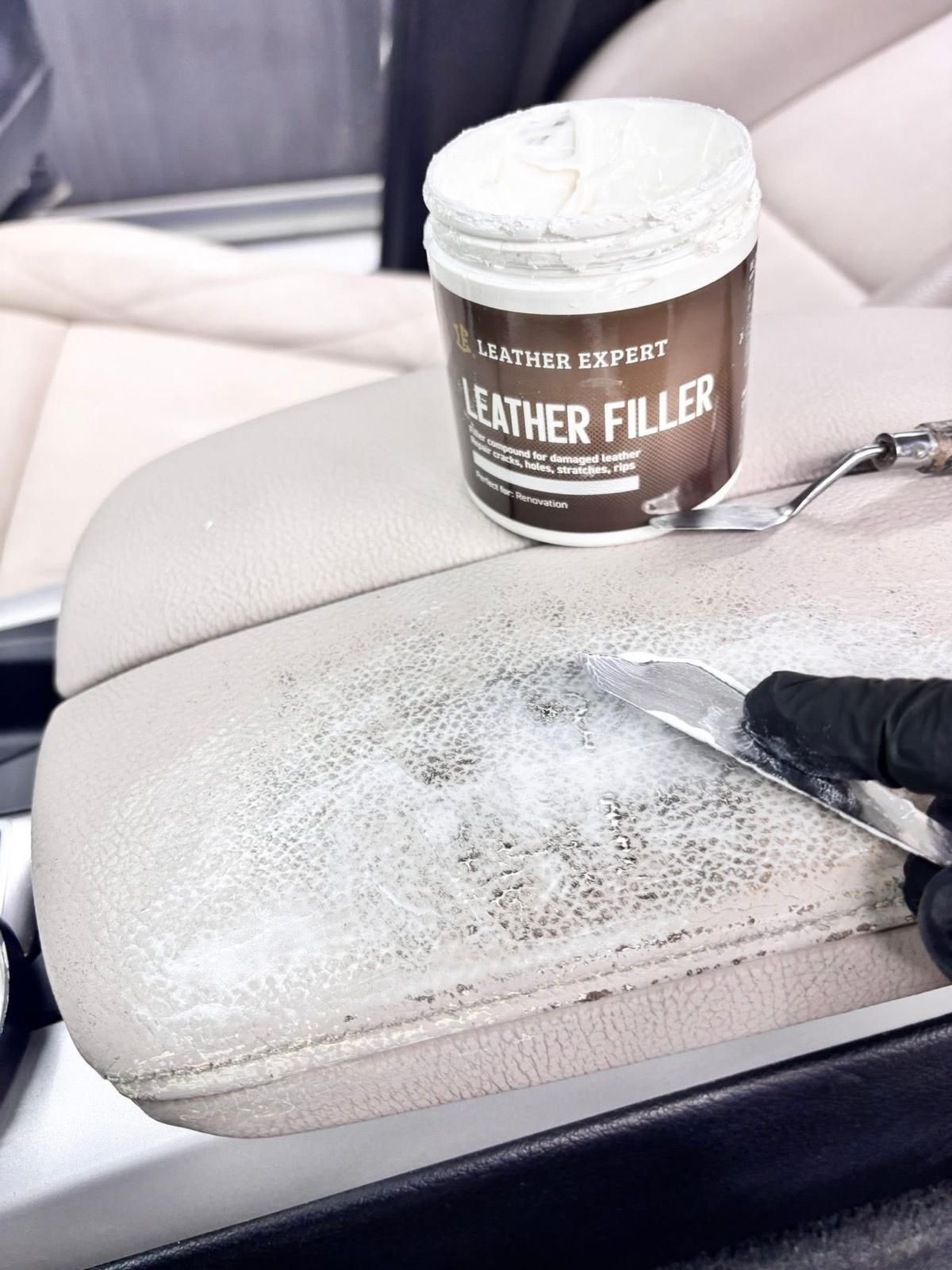 Nanošenje Leather Filler-a na istrošeno kožno sjedište