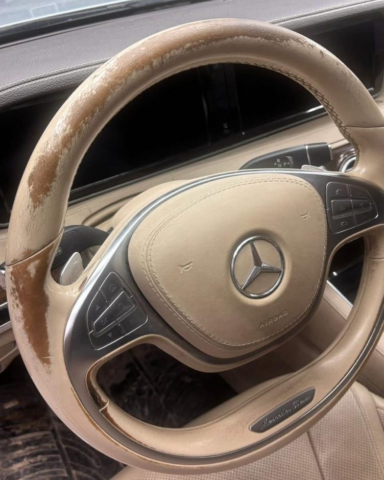 Istrošen kožni volan prije reparacije